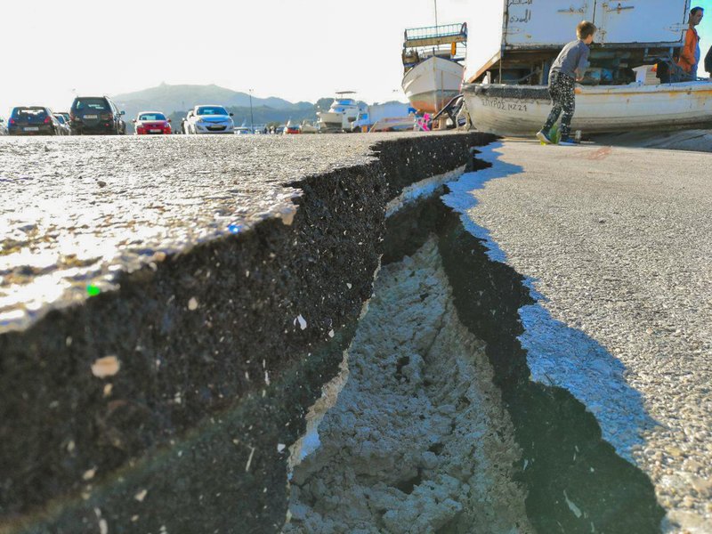 Η γη «κατάπιε» την προβλήτα στο λιμάνι Ζακύνθου -Ζημιές και κατολισθήσεις [εικόνες & βίντεο] | iefimerida.gr 8