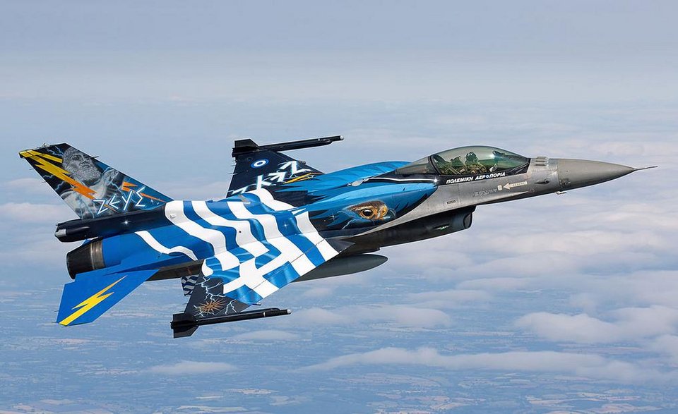 Αυτός είναι ο πιλότος της Ομάδας Ζευς που θα «σκίσει» τους αιθέρες της Θεσσαλονίκης στις 28 Οκτωβρίου | iefimerida.gr 0