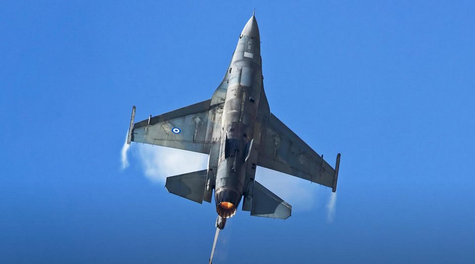 Αυτός είναι ο πιλότος της Ομάδας Ζευς που θα «σκίσει» τους αιθέρες της Θεσσαλονίκης στις 28 Οκτωβρίου | iefimerida.gr 3