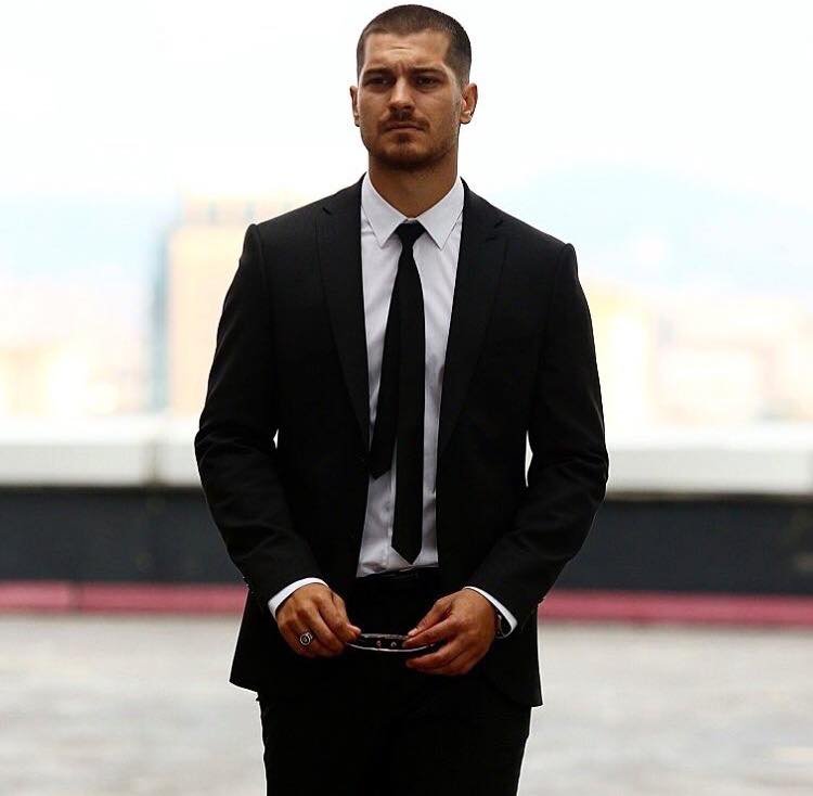 Τουρκικά δημοσιεύματα: Με αυτόν τον κούκλο ηθοποιό κεράτωνε τον Ατζούν Ιλιτζαλί η γυναίκα του [εικόνες] | iefimerida.gr 1