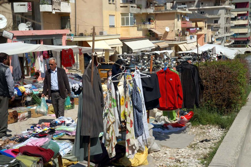 Φτηνά ελληνικά ρούχα στα παζάρια της Αλβανίας/Φωτογραφία: Εurokinissi