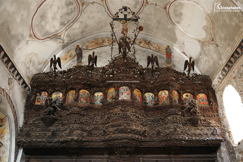 Επιβλητικό και περίτεχνο το τέμπλο. Λες και δεν το έχει πιάσει χέρι 