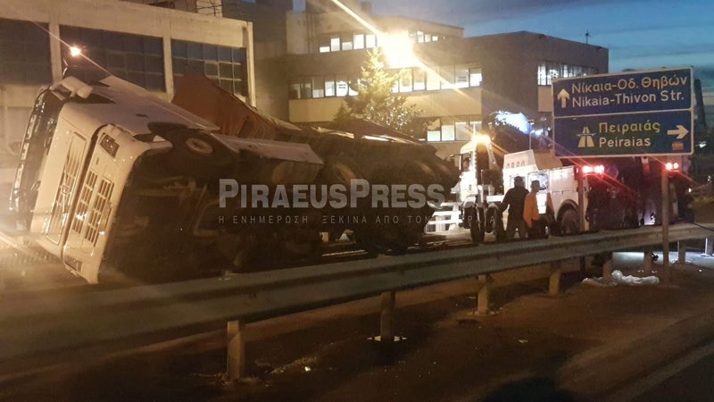 Νταλίκα ντελαπάρισε στου Ρέντη -Μεγάλη κίνηση και ταλαιπωρία στους δρόμους [εικόνες & βίντεο] | iefimerida.gr 1