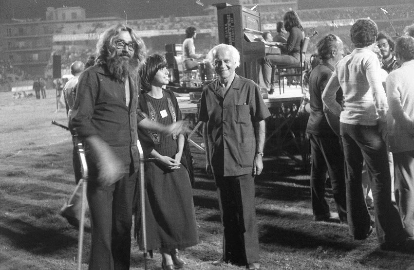  Ο Πάνος Τζαβέλας, η σύντροφος της ζωής του Νατάσσα Παπαδοπούλου και ο Μήτσος Παρτσαλίδης. (Φωτογραφία από τον Σίμο Τσαπνίδη, Γήπεδο του Παναθηναϊκού, Σεπτ 1976.ΑΡΧΕΙΟ Μ.Νταλούκα).