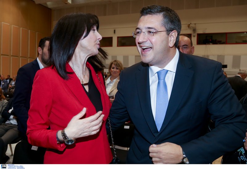 Η υπουργός Τουρισμού (αριστερά) και ο περιφερειάρχης Θεσσαλονίκης -Φωτογραφία: Intimenews/ΜΩΥΣΙΑΔΗΣ ΓΙΑΝΝΗΣ