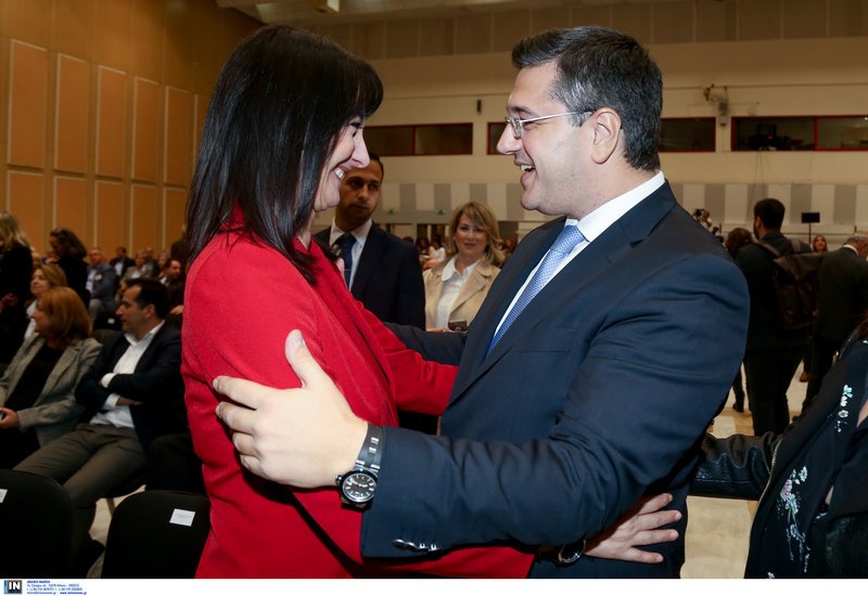 Θερμός εναγκαλισμός Τζιτζικώστα-Κουντουρά-Φωτογραφία: Intimenews/ΜΩΥΣΙΑΔΗΣ ΓΙΑΝΝΗΣ