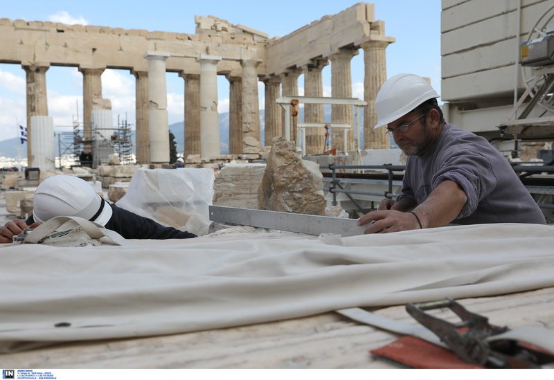 Πραγματοποιείται αποκατάσταση σε εσωτερικές δοκούς, τμήματα των οποίων σώζονται και θα συμπληρωθούν από νέο μάρμαρο