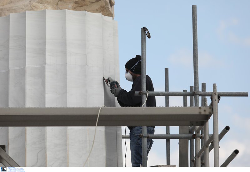 Πραγματοποιείται κατάξεση των ραβδώσεων στα νέα συμπληρώματα των 6 κιόνων της βόρειας κιονοστοιχίας του Παρθενώνα (4ος-9ος από ανατολικά). Πρόκειται για την τελική επεξεργασία που γίνεται στις επιφάνειες των σπονδύλων από νέο μάρμαρο και απαιτεί υψηλή εξειδίκευση και δεξιοτεχνία από πλευράς μαρμαροτεχνιτών
