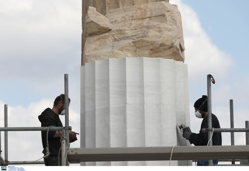 Κατασκευάζονται κίονες από νέο μάρμαρο για να τοποθετηθούν στις θέσεις που απαιτείται για την στήριξη των υπερκείμενων δόμων