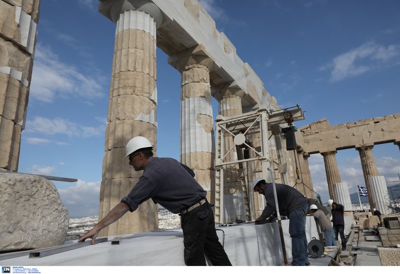 Απομακρύνθηκαν από τις δύο γωνίες του μνημείου 7 συνολικά μετόπες που μεταφέρθηκαν στο Μουσείο Ακρόπολης, για λόγους προστασίας και στο μνημείο τοποθετήθηκαν πιστά αντίγραφα τους από τεχνητό λίθο