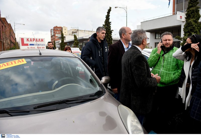 Οι εκπαιδευτές υποψηφίων οδηγών έφτασαν στην Περιφέρεια νωρίς το πρωί μετά από μηχανοκίνητη πορεία με τα επαγγελματικά τους οχήματα τα οποία έφεραν την ένδειξη «ΠΩΛΕΙΤΑΙ»