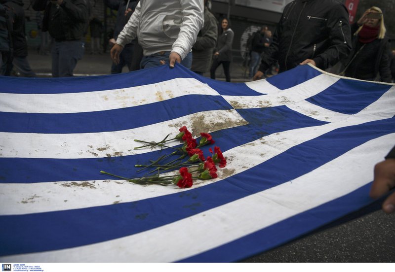 Με την αιματοβαμμένη σημαία του Πολυτεχνείου στην πορεία οι φοιτητές της ΠΑΣΠ [εικόνες] | iefimerida.gr 2