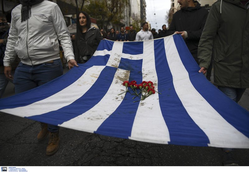 Με την αιματοβαμμένη σημαία του Πολυτεχνείου στην πορεία οι φοιτητές της ΠΑΣΠ [εικόνες] | iefimerida.gr 1