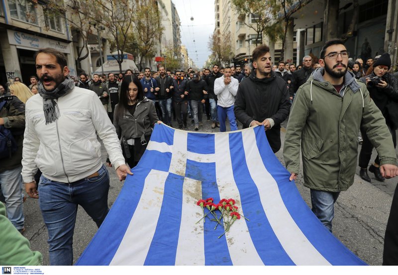Με την αιματοβαμμένη σημαία του Πολυτεχνείου στην πορεία οι φοιτητές της ΠΑΣΠ [εικόνες] | iefimerida.gr 0