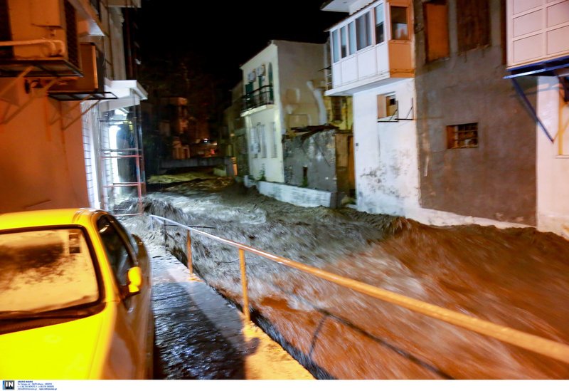 Από τα νερά παρασύρθηκαν δύο αυτοκίνητα