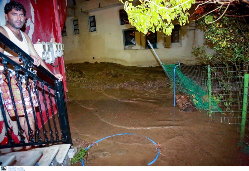 Μέσα στην πόλη της Μυτιλήνης πολλοί δρόμοι έχουν μετατραπεί σε λίμνες