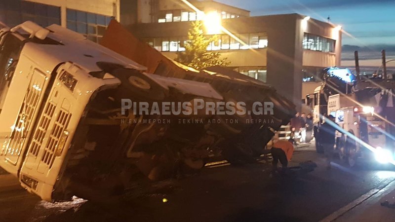 Νταλίκα ντελαπάρισε στου Ρέντη -Μεγάλη κίνηση και ταλαιπωρία στους δρόμους [εικόνες & βίντεο] | iefimerida.gr 3