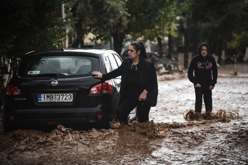 Κάτοικοι της Μάνδρας προσπαθούν να σώσουν τις περιουσίες τους -Φωτογραφία: Eurokinissi