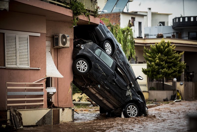Δεκάδες οχήματα σταμάτησαν πάνω σε κατοικίες -Φωτογραφία: Eurokinissi