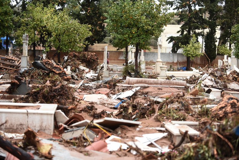 Η μανία της βροχής κατέστρεψε και το νεκροταφείο -Φωτογραφία: Eurokinissi