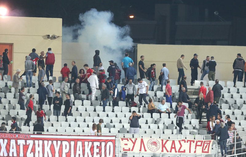 Επεισόδια στην Πάτρα: Οπαδοί του Ολυμπιακού με την Αστυνομία [εικόνες & βίντεο] | iefimerida.gr 1