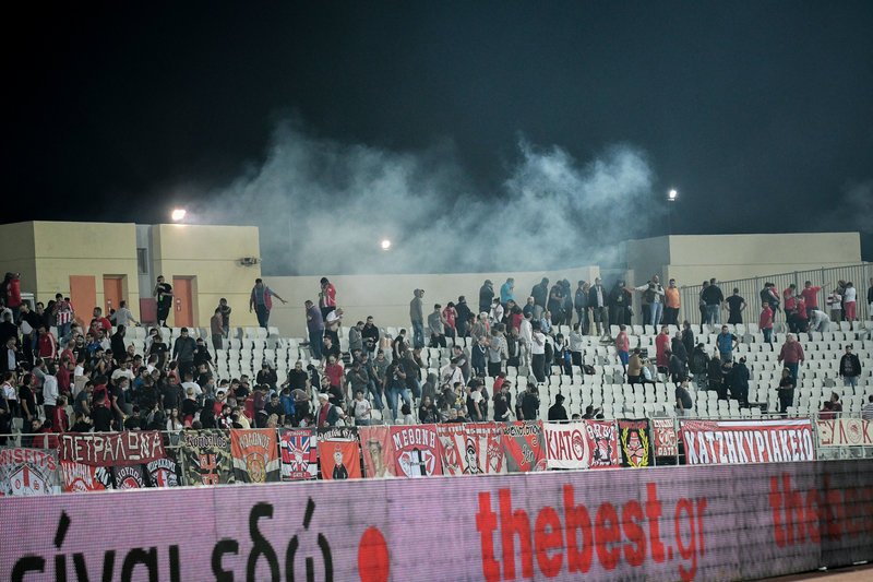 Επεισόδια στην Πάτρα: Οπαδοί του Ολυμπιακού με την Αστυνομία [εικόνες & βίντεο] | iefimerida.gr 2
