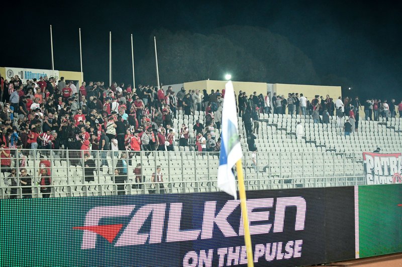 Επεισόδια στην Πάτρα: Οπαδοί του Ολυμπιακού με την Αστυνομία [εικόνες & βίντεο] | iefimerida.gr 3