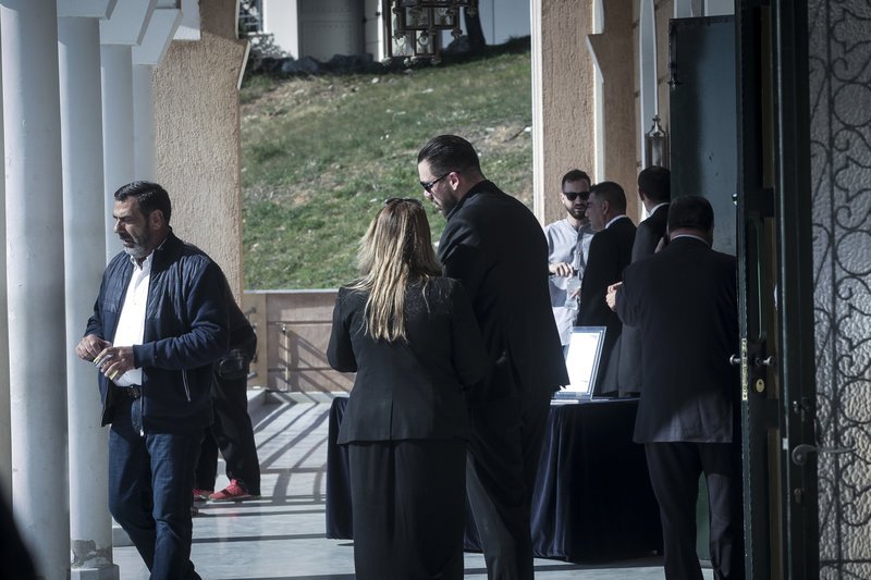 Η αστυνομία από την μία εξετάζει τις κάμερες ασφαλείας που υπήρχαν στις οικείες κοντά στο σημείο που έγινε το φονικό και από την άλλη ψάχνει απαντήσεις στις επαγγελματικές του δραστηριότητες του επιχειρηματία στην Μύκονο.