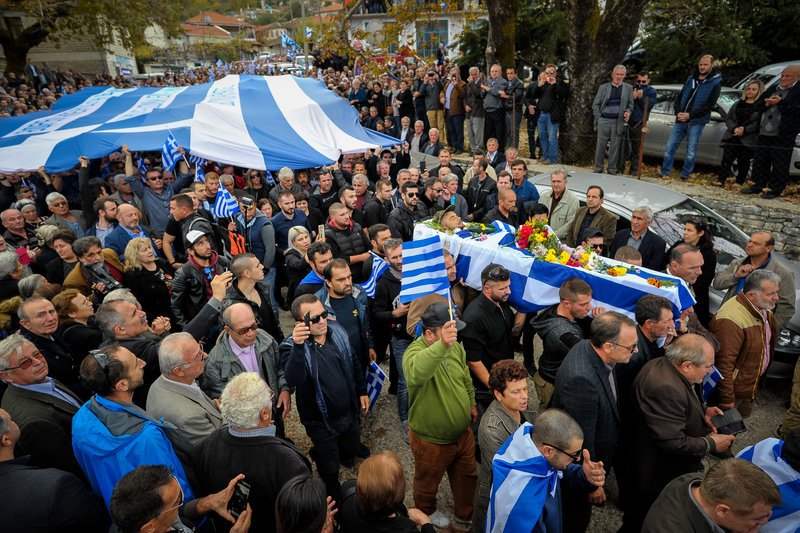 Με την τεράστια ελληνική σημαία συνοδεύουν την σορό Κατσίφα στο νεκροταφείο -Φωτογραφίες: EUROKINISSI/ΛΕΩΝΙΔΑΣ ΜΠΑΚΟΛΑΣ