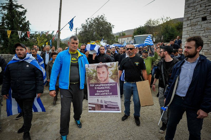Σημαίες, πλακάτ και συνθήματα από τους φίλους του Κ. Κατσίφα -Φωτογραφία: EUROKINISSI/ΛΕΩΝΙΔΑΣ ΜΠΑΚΟΛΑΣ
