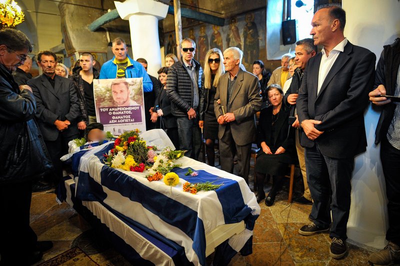 Στην εκκλησία των Βουλιαράτων το φέρετρο με την σορό Κατσίφα -Φωτογραφία: EUROKINISSI/ΛΕΩΝΙΔΑΣ ΜΠΑΚΟΛΑΣ