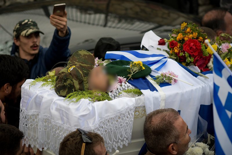 Τυλιγμένη με την γαλανόλευκη, η σορός Κατσίφα -Βουβός πόνος για τους γονείς του Κ. Κατσίφα -Φωτογραφία: EUROKINISSI/ΛΕΩΝΙΔΑΣ ΜΠΑΚΟΛΑΣ