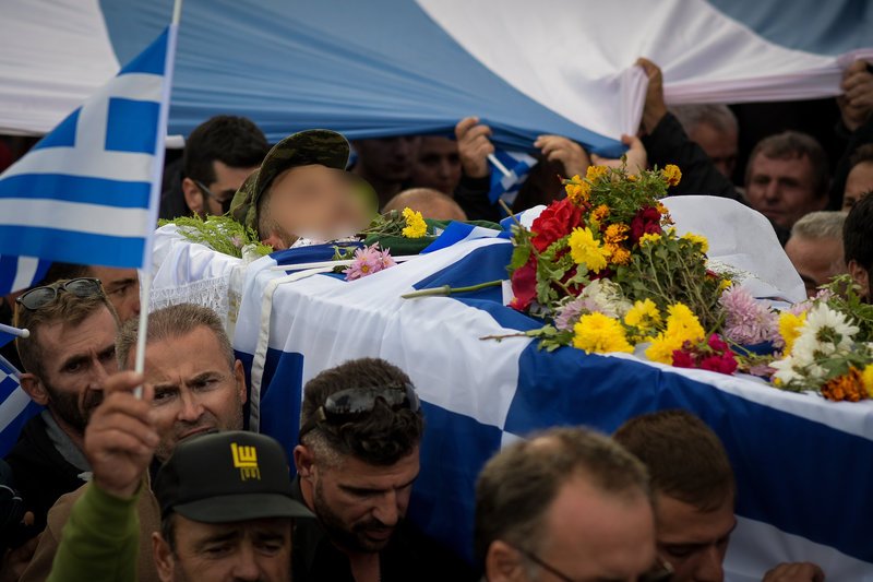 Φίλοι και συγγενείς συνοδεύουν το φέρετρο --Φωτογραφία: EUROKINISSI/ΛΕΩΝΙΔΑΣ ΜΠΑΚΟΛΑΣ