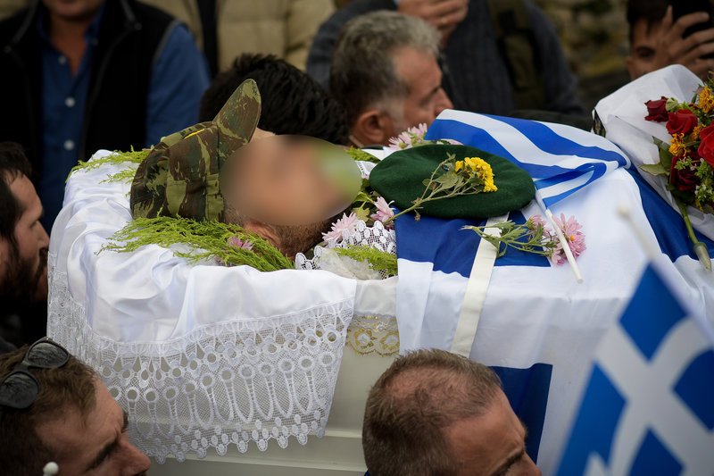 Στρατιωτικό τζόκεϊ, μπερές, ελληνική σημαία και λουλούδια σκεπάζουν την σορό Κατσίφα -Φωτογραφία: EUROKINISSI/ΛΕΩΝΙΔΑΣ ΜΠΑΚΟΛΑΣ
