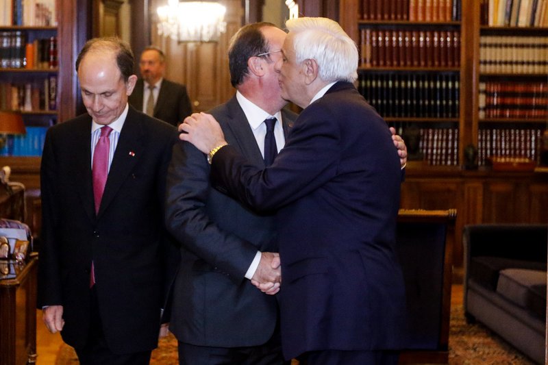 Θερμός εναγκαλισμός και ασπασμός του Ελληνα προέδρου με τον πρώην πρόεδρο της Γαλλίας -Αριστερα ο γ.γ. της ΠτΔ Γιώργος Γεννηματάς Ο Φρανουά Ολάντ και ο Προκόπης Παυλόπουλος -Φωτογραφία: EUROKINISSI/ΓΙΩΡΓΟΣ ΚΟΝΤΑΡΙΝΗΣ
