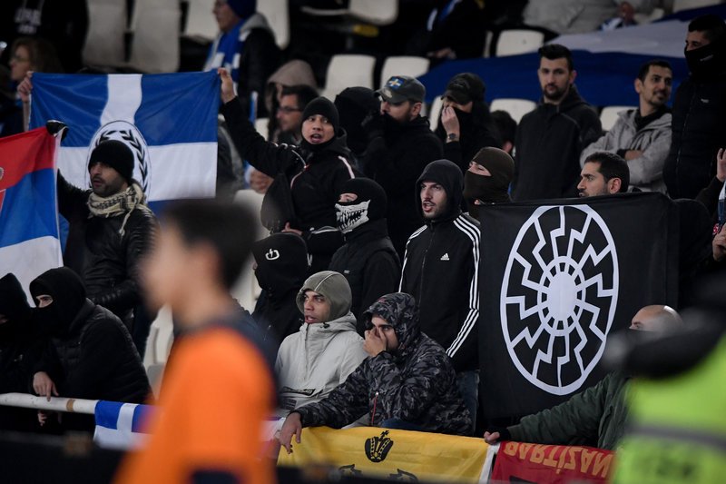 Ναζιστικοί χαιρετισμοί και ο Μαύρος Ηλιος των SS χθες βράδυ στο ΟΑΚΑ