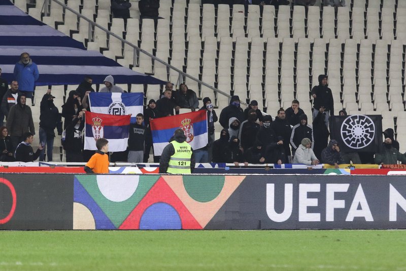 Η σημαία της Χρυσής Αυγής, δίπλα σε αυτές της Σερβίας και της Ρωσίας