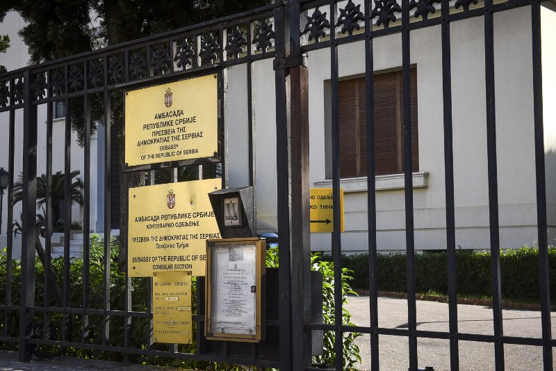 Για περίπου δύο ώρες, ο άνδρας τριγυρνούσε στον αύλειο χώρο της πρεσβείας