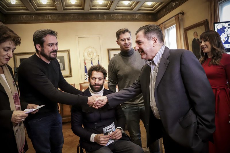 Δαδακαρίδης, Μπουρδούμης έκαναν τεστ για AIDS στο δημαρχείο της Αθήνας [εικόνες] | iefimerida.gr 6