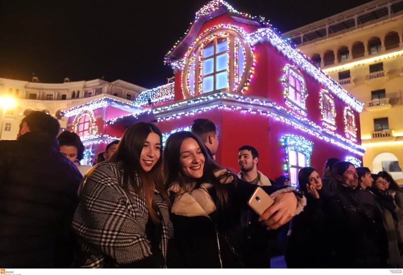 Σέλφις με φόντο τη χριστουγεννιάτικη Θεσσαλονίκη -Φωτογραφία: Eurokinissi/ΦΑΝΗ ΤΡΥΨΑΝΗ