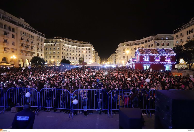 Χιλιάδες κόσμου στην πλατεία Αριστοτέλους -Φωτογραφία: Eurokinissi/ΦΑΝΗ ΤΡΥΨΑΝΗ