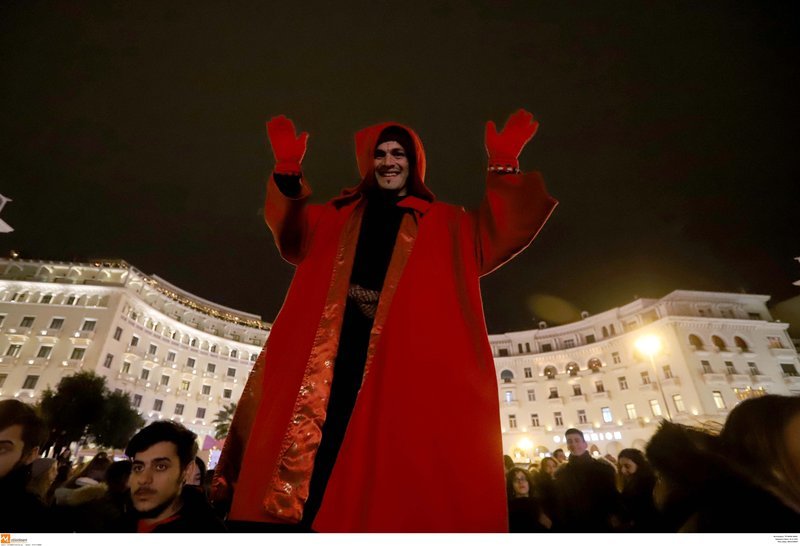 Ξυλοπόδαροι στην πλ. Αριστοτέλους -Φωτογραφία: Eurokinissi/ΤΡΥΨΑΝΗ ΦΑΝΗ