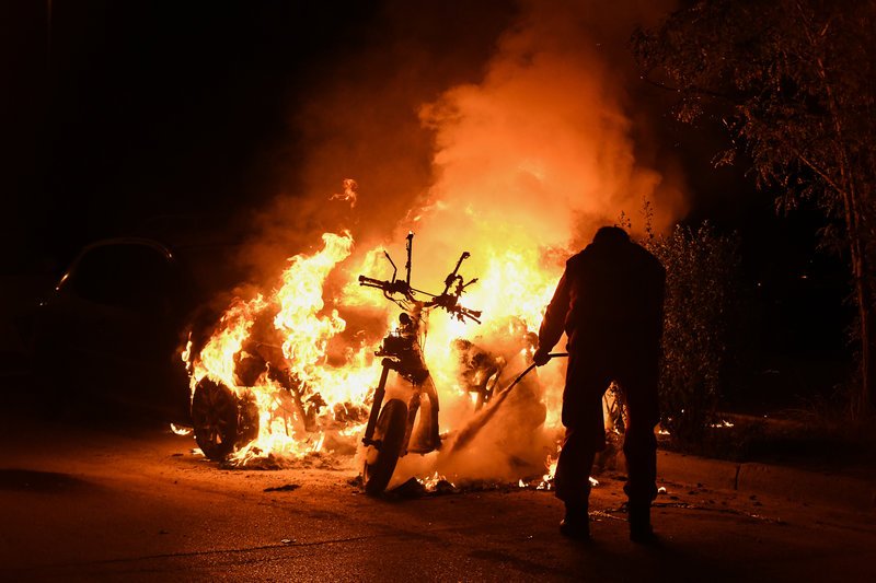 Επεισόδια στο ΣΕΦ -Δακρυγόνα, καμένο αυτοκίνητο και μηχανή [εικόνες] | iefimerida.gr 1