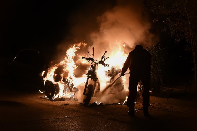 Επεισόδια στο ΣΕΦ -Δακρυγόνα, καμένο αυτοκίνητο και μηχανή [εικόνες] | iefimerida.gr 0