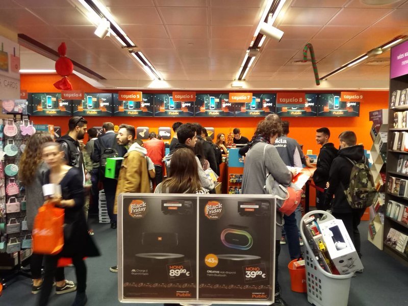 Black Friday: Στο κυνήγι της προσφοράς από νωρίς το πρωί -Οι πρώτες εικόνες και βίντεο | iefimerida.gr 8
