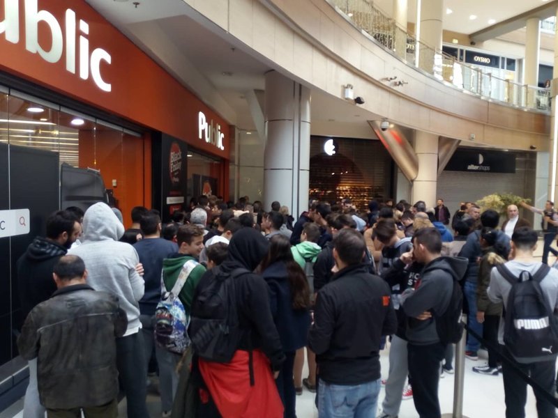 Black Friday: Στο κυνήγι της προσφοράς από νωρίς το πρωί -Οι πρώτες εικόνες και βίντεο | iefimerida.gr 12