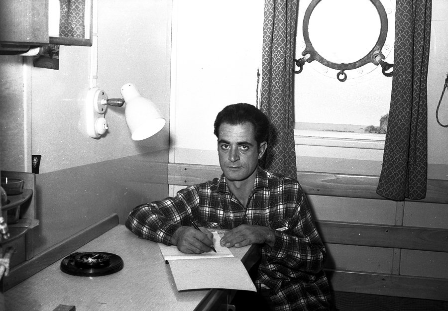 Στο πλοίο ΠΗΓΑΣΟΣ. Έλληνας ναυτικός γράφει γράμμα στην πατρίδα. Φωτ. Σίμος Τσαπνίδης, 1961. ©Μ.Νταλούκας