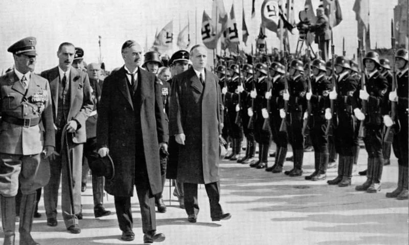 Το βιβλίου περιγράφει ουσιαστικά τις απέλπιδες προσπάθειες του Τσάμπερλεν να αποφύγει τον πόλεμο