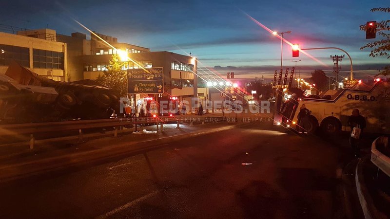 Νταλίκα ντελαπάρισε στου Ρέντη -Μεγάλη κίνηση και ταλαιπωρία στους δρόμους [εικόνες & βίντεο] | iefimerida.gr 2