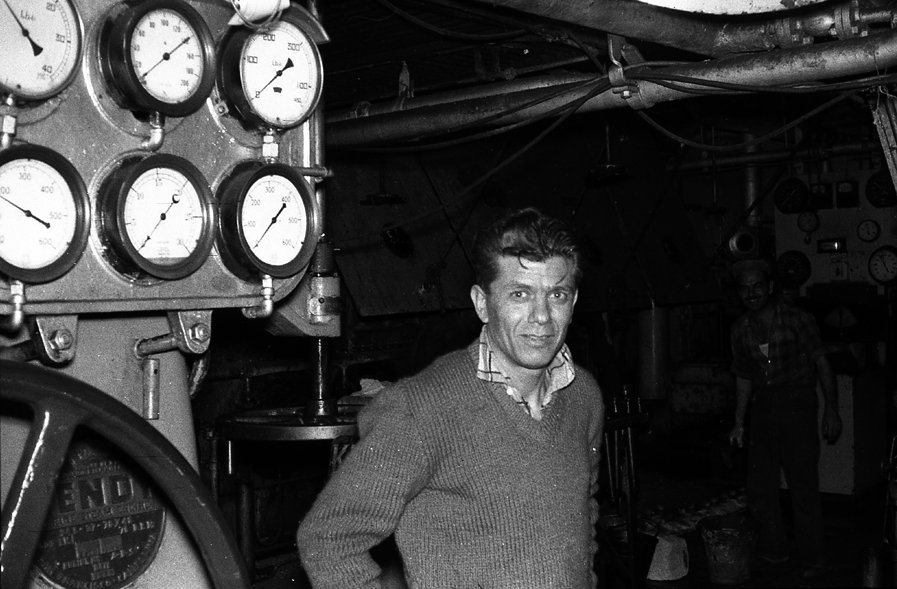 Έλληνας ναυτικός στο μηχανοστάσιο του πλοίου ΝΕΔΩΝ. Φωτ. Σίμος Τσαπνίδης, 1963 ©Μ.Νταλούκας